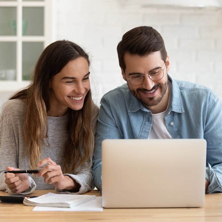 HR-Experte und Bewerbungscoach analysieren gemeinsam eine Bewerbung am Computer – professionelle Teamarbeit