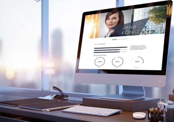 Monitor mit einem Online-Bewerbungsportal für ein digitales Bewerbung Anschreiben oder Motivationsschreiben.