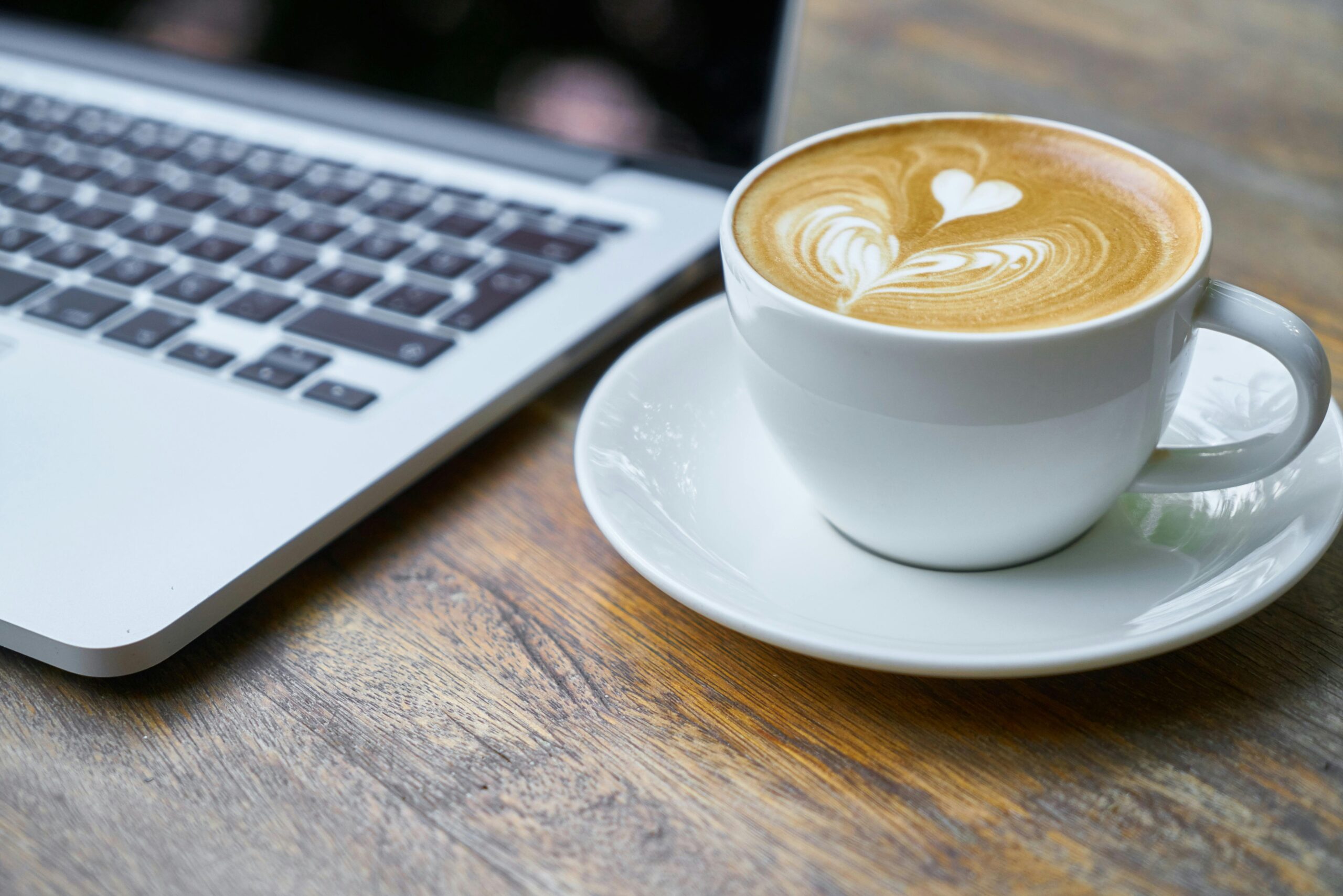 Bewerbungsunterlagen mit Tasse Kaffee auf Schreibtisch Initiativbewerbung Anschreiben und Lebenslauf mit Tasse Kaffee auf Schreibtisch