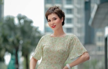 Professionelles Bewerbungsfoto einer lächelnden Person in Business-Kleidung vor einem neutralen, hellen Hintergrund.