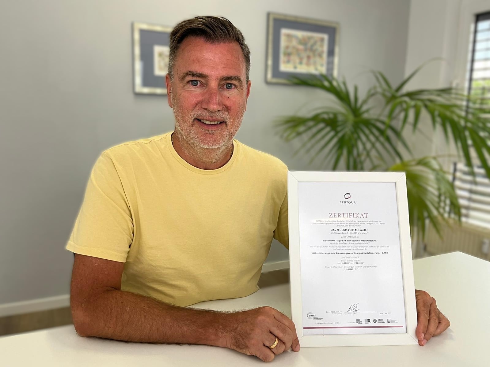 Dirk Hanusch, Geschäftsführer, präsentiert die AZAV Zertifizierung